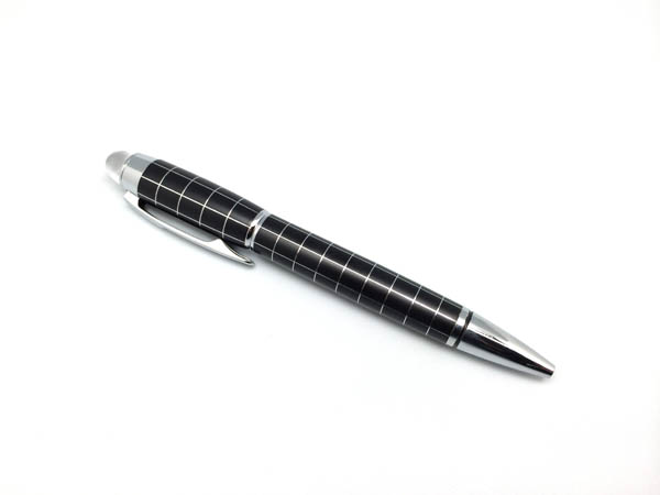 https://giftparadizeintl.com/wp-content/uploads/2023/03/Checkered-Pen-with-Black-Base.jpg