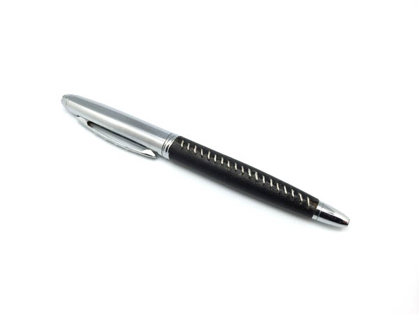 https://giftparadizeintl.com/wp-content/uploads/2023/03/Leather-Metal-Pen.jpg