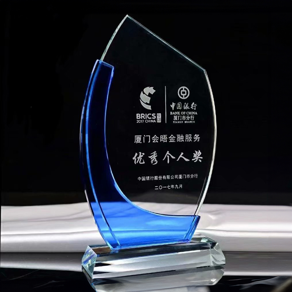 https://giftparadizeintl.com/wp-content/uploads/2023/10/CRY020-Blue-Sail-Crystal-Award.jpg